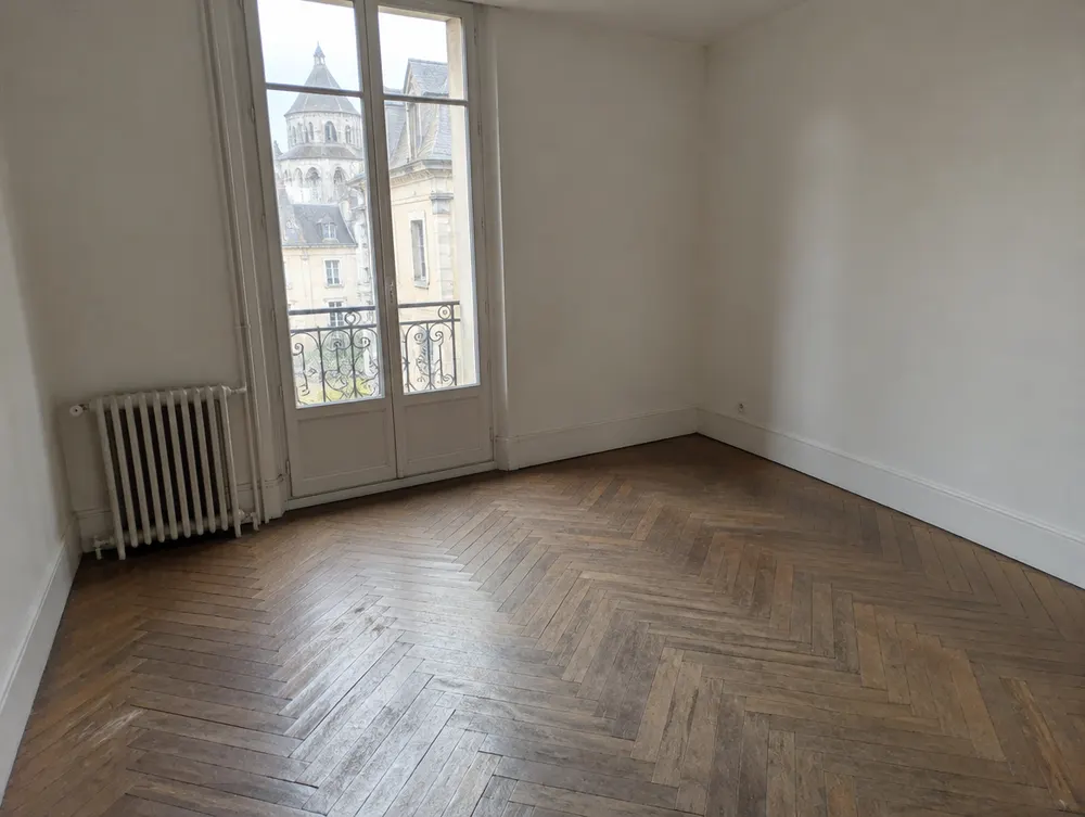 Après : chambre vide, parquet balayé