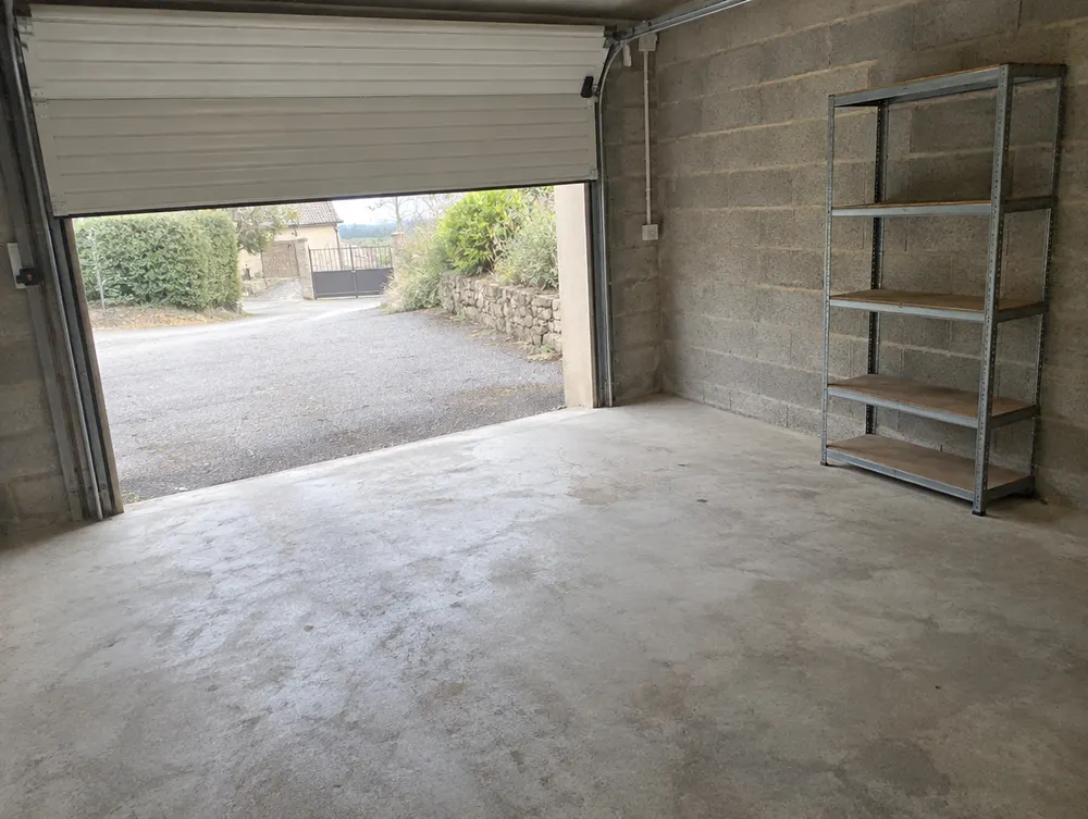 Après : garage vide, sol dégagé