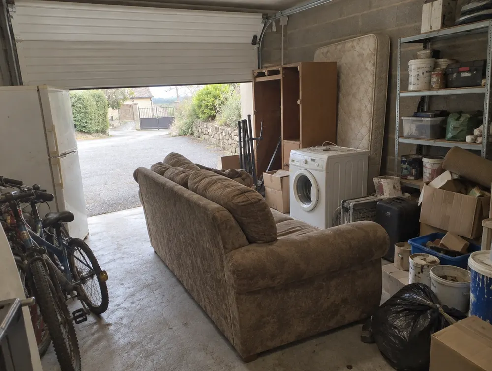 Avant : garage encombré de vieux appareils et de meubles