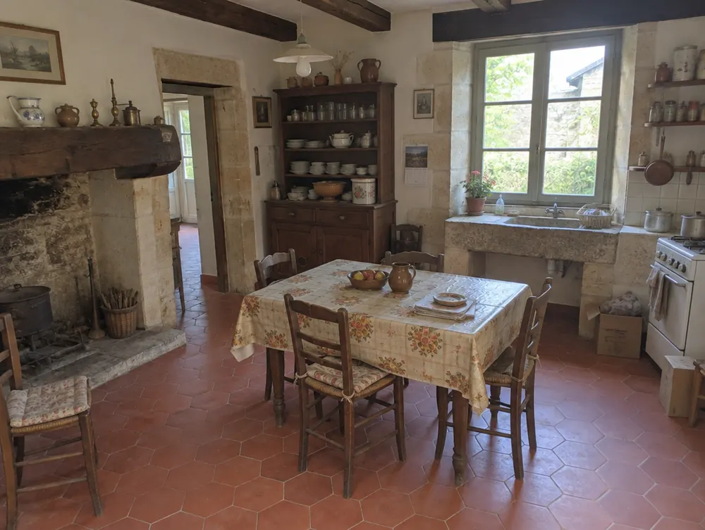 Avant : cuisine d'une maison familiale encore meublée