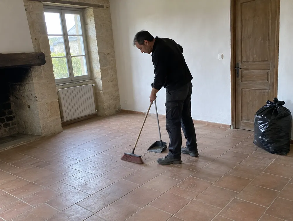 Pièce vidée balayée en fin de débarras