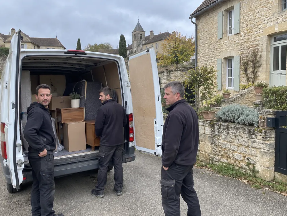 Une équipe de débarras devant son camion chargé de meubles